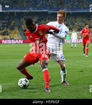 Kiev, Ucraina. Il 19 ottobre, 2016. Viktor Tsygankov di Dynamo Kyiv (in bianco) combatte per una sfera con Nelson Semedo di Benfica durante il loro incontro della UEFA Champions League a NSC Olimpiyskyi stadium di Kiev, Ucraina. Credito: Oleksandr Prykhodko/Alamy Live News Foto Stock