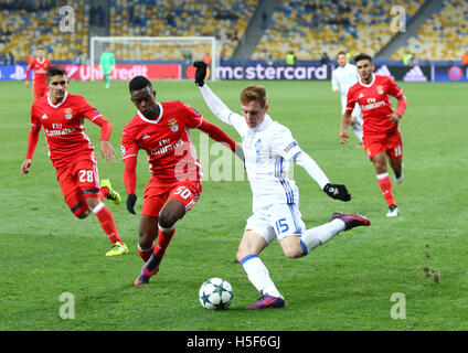 Kiev, Ucraina. Il 19 ottobre, 2016. Viktor Tsygankov di Dynamo Kyiv (in bianco) combatte per una sfera con Nelson Semedo di Benfica durante il loro incontro della UEFA Champions League a NSC Olimpiyskyi stadium di Kiev, Ucraina. Credito: Oleksandr Prykhodko/Alamy Live News Foto Stock