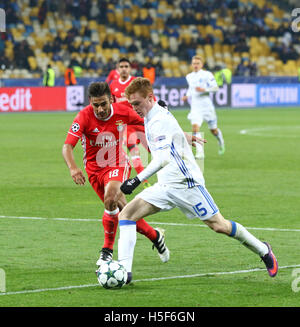 Kiev, Ucraina. Il 19 ottobre, 2016. Viktor Tsygankov di Dynamo Kyiv (in bianco) combatte per una sfera con Eduardo Salvio di Benfica durante il loro incontro della UEFA Champions League a NSC Olimpiyskyi stadium di Kiev, Ucraina. Credito: Oleksandr Prykhodko/Alamy Live News Foto Stock