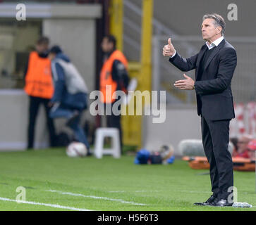 Milano, Italia. 20 ottobre, 2016. Giuseppe Meazza Milano, Italia. 20 ottobre, 2016. Claude Puel gesti durante la UEFA Europa League football match tra FC Internazionale e Southampton FC. Credito: Nicolò Campo/Alamy Live News Foto Stock