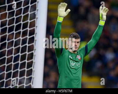 Milano, Italia. 20 ottobre, 2016. Giuseppe Meazza Milano, Italia. 20 ottobre, 2016. Fraser Forster gesti durante la UEFA Europa League football match tra FC Internazionale e Southampton FC. Credito: Nicolò Campo/Alamy Live News Foto Stock