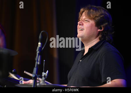 Prerov, Repubblica Ceca. Xx oct, 2016. Il batterista Vaico Deczi di Celula New York aprire la trentatreesima Jazz Fest Prerov, Repubblica ceca, 20 ottobre 2016. © Ludek Perina/CTK foto/Alamy Live News Foto Stock