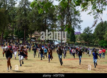 (161020) -- PRETORIA, 20 ott. 2016 (Xinhua) -- protestando studenti del college di scappare via come funzionari di polizia fire gas lacrimogeni al di fuori dell'Unione edifici, la sede ufficiale del?governo sud africano, a Pretoria il 20 ott. 2016. La recente ondata di proteste degli studenti ha continuato per settimane poiché le università hanno dato la luce verde da parte del governo il mese scorso per sollevare le tasse di iscrizione, a condizione che essa non ecceda il 8%.?Gli studenti chiedono a zero percento di aumento di costo e premendo la sentenza African National Congress a vivere fino alla sua promessa di fornire istruzione gratuita dal 2016.?(Xin Foto Stock