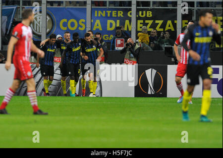 Milano, Italia. Xx oct, 2016. Inter Player celebrano il loro obiettivo da Antonio Candreva durante la gara di Europa League tra Internazionale Milano e Southampton presso lo Stadio San Siro di Milano, Italia. Credito: Azione Sport Plus/Alamy Live News Foto Stock