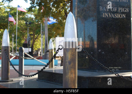 Miami, Florida, Stati Uniti d'America. 24 gen 2012. Memoriale di guerra per "l invasione di Baia dei Porci di Cuba in Little Havana (La Pequena Habana). L invasione di Baia dei Porci fu un tentativo non riuscito di azione da parte di un CIA-addestrato vigore degli esiliati cubani di invadere Cuba meridionale, con sostegno e incoraggiamento da parte del governo degli Stati Uniti, nel tentativo di rovesciare il governo cubano di Fidel Castro. L invasione è stata lanciata nel mese di aprile 1961, a meno di tre mesi dopo John F. Kennedy ha assunto la presidenza degli Stati Uniti. Il cubano forze armate, addestrata ed equipaggiata dal blocco orientale unite, sconfitto gli invasori combattenti wit Foto Stock