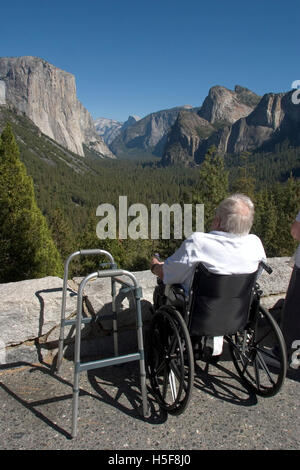 Nov 27, 2005; Yosemite, CA, Stati Uniti d'America; i turisti in carrozzina di arrivare in autobus, vista El Capitan. Parco Nazionale di Yosemite è quasi 1.200 miglia quadrate di scenic wild terre ritirate dalla produzione in 1890 da John Muir per preservare la centrale Sierra Nevada gamma. Compresa tra 2.000 piedi sopra il livello del mare a più di 13.000 piedi, il parco ha natura alpina, 3 boschetti di sequoie giganti e il Parco Nazionale di Yosemite Valley. Chiamato 'l'Incomparabile Valley, ' Yosemite è un ghiacciaio scolpito canyon. Saltando le cascate, cupole arrotondate, enormi monoliti, e torreggianti scogliere ha ispirato i pittori, poeti, fotografi, e milioni di visitatori. Foto Stock