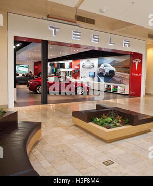 Marzo 18, 2014 - Mission Viejo, California, Stati Uniti - Modello di Tesla S in Mission Viejo mall showroom. Sotto una nuova legge, Tesla Motors non è in grado di vendere automobili direttamente ai consumatori in New Jersey effettiva aprile 1. Tesla ha nessun esistenti i concessionari in franchising con cui le sue vendite di fabbrica competere e Tesla afferma che si tratta di vendere qualcosa di talmente unica che tutto un altro modello di vendita è necessario. Attualmente il New Jersey, Arizona, Maryland, Texas e Virginia vietare la vendita diretta di Tesla auto per i consumatori. La maggior parte delle nuove vendite di automobili negli Stati Uniti vai attraverso conduzione indipendente concessionarie. Il CEO di Tesla elo Foto Stock