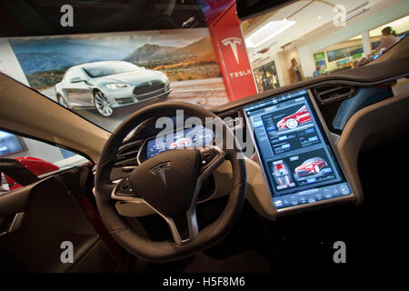 Marzo 18, 2014 - Mission Viejo, California, Stati Uniti - 17 pollici touch screen nel modello S. sotto una nuova legge, Tesla Motors non è in grado di vendere automobili direttamente ai consumatori in New Jersey effettiva aprile 1. Tesla ha nessun esistenti i concessionari in franchising con cui le sue vendite di fabbrica competere e Tesla afferma che si tratta di vendere qualcosa di talmente unica che tutto un altro modello di vendita è necessario. Attualmente il New Jersey, Arizona, Maryland, Texas e Virginia vietare la vendita diretta di Tesla auto per i consumatori. La maggior parte delle nuove vendite di automobili negli Stati Uniti vai attraverso conduzione indipendente concessionarie. Il CEO di Tesla Elon Musk perseguire Foto Stock