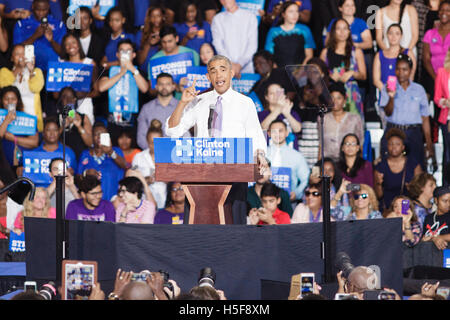Il presidente Barack Obama parlando al candidato presidenziale Hillary Clinton ha sostenitori in Florida università Memorial, Giardini di Miami, FL. Ottobre 20, 2016 Foto Stock