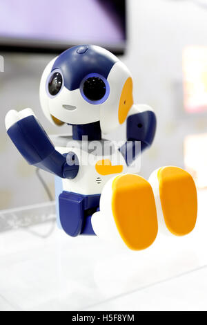 Takara Tomy personali del robot parlante Robi Jr. sul display in Giappone Robot settimana 2016 a Tokyo Big Sight il 20 ottobre 2016, Tokyo, Giappone. Giappone Robot settimana è una fiera commerciale concentrandosi su i robot di servizio e le tecnologie più recenti e componenti. 7 Robot cerimonia di premiazione e manifestazioni si terranno presso l'evento che si svolge da ottobre 19-21. © Rodrigo Reyes Marin/AFLO/Alamy Live News Foto Stock