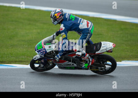 Enea Bastianini si blocca durante un wet Venerdì di prove libere sul circuito di Phillip Island in Moto3 categoria. Foto Stock