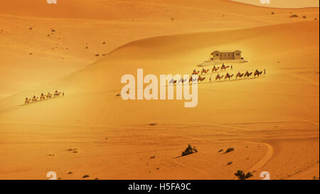 Dunhuang, Dunhuang, Cina. Xxv Sep, 2016. Dunhuang, CINA-Settembre 25 2016: (solo uso editoriale. Cina OUT) .incredibili panorami di montagna Echoing-Sand e Crescent Lake in Dunhuang, a nord-ovest della Cina di Provincia di Gansu, 25 settembre 2016. © SIPA Asia/ZUMA filo/Alamy Live News Foto Stock