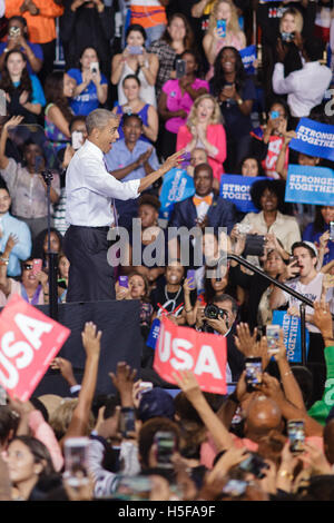 Giardini di Miami, Stati Uniti d'America. Xx oct, 2016. Il presidente Barack Obama che arrivano a Florida università Memorial il 20 ottobre 2016 nei giardini di Miami, Florida. Credito: la foto di accesso/Alamy Live News Foto Stock