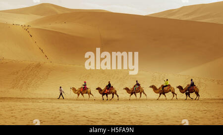 Dunhuang, Dunhuang, Cina. Xxv Sep, 2016. Dunhuang, CINA-Settembre 25 2016: (solo uso editoriale. Cina OUT) .incredibili panorami di montagna Echoing-Sand e Crescent Lake in Dunhuang, a nord-ovest della Cina di Provincia di Gansu, 25 settembre 2016. © SIPA Asia/ZUMA filo/Alamy Live News Foto Stock