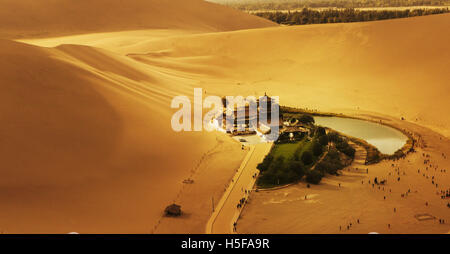 Dunhuang, Dunhuang, Cina. Xxv Sep, 2016. Dunhuang, CINA-Settembre 25 2016: (solo uso editoriale. Cina OUT) .incredibili panorami di montagna Echoing-Sand e Crescent Lake in Dunhuang, a nord-ovest della Cina di Provincia di Gansu, 25 settembre 2016. © SIPA Asia/ZUMA filo/Alamy Live News Foto Stock