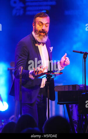 Prerov, Repubblica Ceca. Xx oct, 2016. Sestetto francese e cantante statunitense James Copley, foto, eseguire durante la trentatreesima Jazz Fest Prerov, Repubblica ceca, 20 ottobre 2016. © Ludek Perina/CTK foto/Alamy Live News Foto Stock