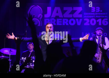 Prerov, Repubblica Ceca. Xx oct, 2016. Sestetto francese e cantante statunitense James Copley, foto, eseguire durante la trentatreesima Jazz Fest Prerov, Repubblica ceca, 20 ottobre 2016. © Ludek Perina/CTK foto/Alamy Live News Foto Stock