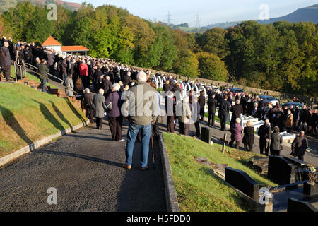 Aberfan, Galles - Venerdi 21 Ottobre 2016 - i parenti e gli abitanti di un villaggio di riposare in un minuto di silenzio a 09.15am nel cimitero di Aberfan in occasione del cinquantesimo anniversario della terribile tragedia che ha avuto luogo il 21 ottobre 1966. 144 persone di cui 116 bambini sono stati uccisi quando una montagna di rifiuti di carbone scivolato giù nel villaggio e la scuola. Credito: Steven Maggio/Alamy Live News Foto Stock