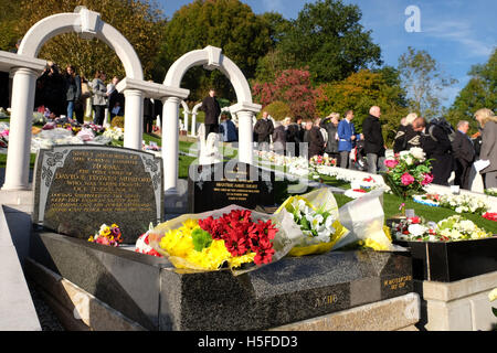 Aberfan, Galles - Venerdi 21 Ottobre 2016 - i parenti e gli abitanti di un villaggio di frequentare il cimitero di Aberfan in occasione del cinquantesimo anniversario della terribile tragedia che ha avuto luogo il 21 ottobre 1966. 144 persone di cui 116 bambini sono stati uccisi quando una montagna di rifiuti di carbone scivolato giù nel villaggio e la scuola. Credito: Steven Maggio/Alamy Live News Foto Stock