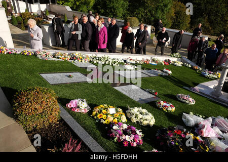 Aberfan, Galles - Venerdi 21 Ottobre 2016 - i parenti e gli abitanti di un villaggio di frequentare il cimitero di Aberfan in occasione del cinquantesimo anniversario della terribile tragedia che ha avuto luogo il 21 ottobre 1966. 144 persone di cui 116 bambini sono stati uccisi quando una montagna di rifiuti di carbone scivolato giù nel villaggio e la scuola. Credito: Steven Maggio/Alamy Live News Foto Stock