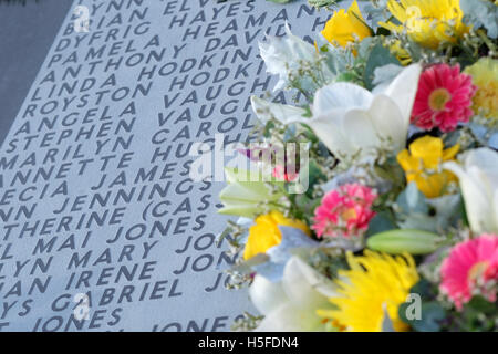 Aberfan, Galles - Venerdi 21 Ottobre 2016 - omaggi floreali al cimitero di Aberfan in occasione del cinquantesimo anniversario della terribile tragedia che ha avuto luogo il 21 ottobre 1966. 144 persone di cui 116 bambini sono stati uccisi quando una montagna di rifiuti di carbone scivolato giù nel villaggio e la scuola. Foto Stock