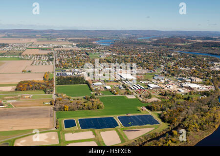 Vista aerea del Prairie du Sac e città di Sauk (Sauk Prairie), Wisconsin, con il fiume Wisconsin avvolgimento lungo sul lato destro, Foto Stock