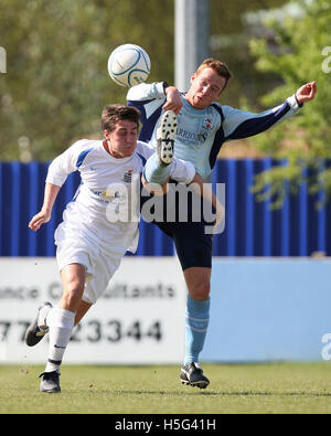 Gareth Street (a destra) di Brentwood grovigli con Billy Holland di Redbridge - Città di Brentwood vs Redbridge - Ryman League Division One Nord a Brentwood Arena - 26/04/08 Foto Stock