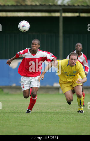 Redbridge 1 Barking & East Ham United 1 - amichevole a Oakside - 30/07/05 - rivali locali Redbridge e Barking si dividono il bottino in un contesto altamente competitivo pre-stagione incontro Foto Stock