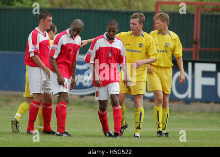 Redbridge 1 Barking & East Ham United 1 - amichevole a Oakside - 30/07/05 - rivali locali Redbridge e Barking si dividono il bottino in un contesto altamente competitivo pre-stagione incontro Foto Stock