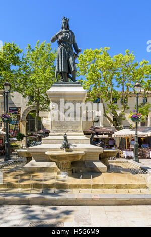 Statua di Saint Louis in cafe rivestito posto Saint-Louis, Nimes, Gard, Aigues Mortes, Francia Foto Stock