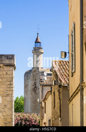 Le viste attraverso il villaggio medievale verso il Tour de Costanza, Aigues Mortes, Nimes, Gard, Occitania Regione, Francia Foto Stock