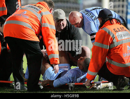 Dennis Oli è stretchered off - Grays Athletic vs York City - Conferenza nazionale presso il nuovo Rec - 09/12/06 Foto Stock