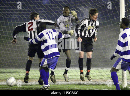 Scramble Goalmouth - Da sinistra: Danny Smith (2) di Tilbury, Mosè Jjunju (12) di Ilford, Paolo Agu e Luca Stanley di Tilbury - Ilford vs Tilbury - Ryman League Division One Nord a Cricklefield Stadium - 16/01/08 Foto Stock