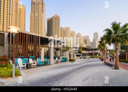 I ristoranti e le caffetterie lungo la spiaggia Mall, passeggiata sulla spiaggia, Marina Beach, Dubai, UAE Foto Stock