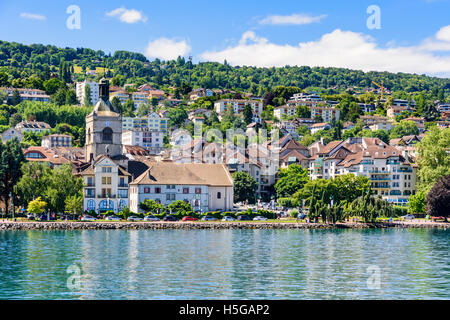 Il grazioso Lago di Ginevra lungomare della città di Evian, Évian-les-Bains, Francia Foto Stock