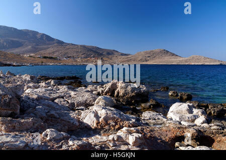 Vista dalla spiaggia Ftenaghia, Chalki isola vicino a RODI, DODECANNESO isole, Grecia. Foto Stock