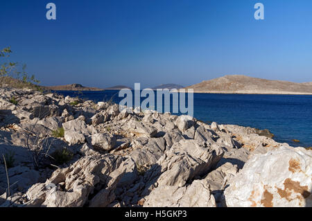 Vista dalla spiaggia Ftenaghia, Chalki isola vicino a RODI, DODECANNESO isole, Grecia. Foto Stock