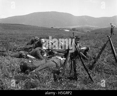 I soldati tedeschi rilassante nella regione delle Ardenne in Francia durante la Seconda Guerra Mondiale Foto Stock