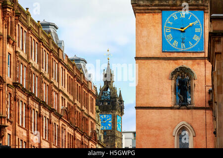 Glasgow tenements, il Tron Theatre di orologio e la guglia della croce di Glasgow, nel quartiere mercantile della cittã di Glasgow, Scotland, Regno Unito Foto Stock