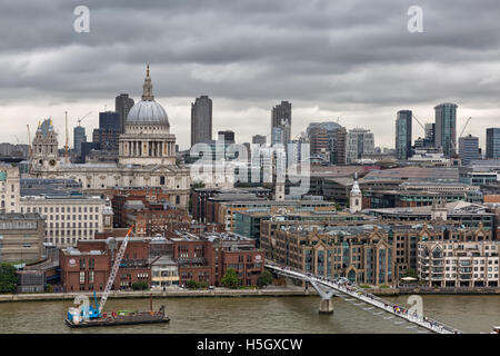 London, Regno Unito - Luglio 2016: vista da un alto edificio dell'imponente Cattedrale di St Paul nella City di Londra Foto Stock