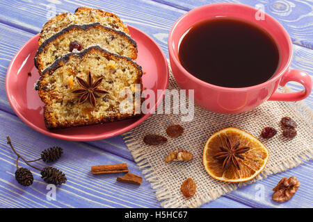 Tazza di caffè nero e pezzi di freschi di forno torta di frutta fatta in casa con ingredienti su schede, deliziosi dessert Foto Stock