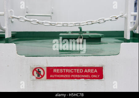 Area riservata un cartello di segnalazione a bordo di una nave portacontainer Foto Stock