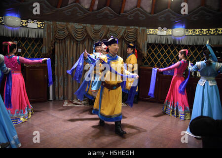 Il mongolo ballerini e cantanti, uomini e donne, indossare costumi mongola ed eseguire agli ospiti del 99 Yurta mongola ristorante. Pechino, Cina Foto Stock