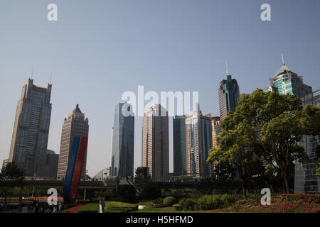 Il Bund Promenade e una skyline di commerciale edifici alti o torri dietro di esso. Shanghai, Cina. 30.04.2016 Foto Stock