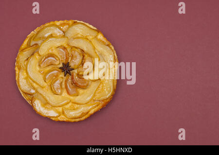 Tarte tatin, crostata di mele, Crostata di pere su carta con uno sfondo con spazio di copia Foto Stock