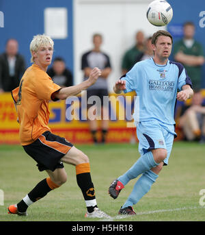 Andy Keogh di lupi e Adam lordo dei grigi - Grays Athletic vs Wolverhampton Wanderers - partita amichevole presso il nuovo Rec, grigi - 14/07/07 Foto Stock