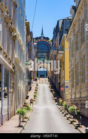 Guardando verso il Liberty Cachat pump room edificio che ora ospita un Evian exhibition hall di Évian-les-Bains, Francia Foto Stock