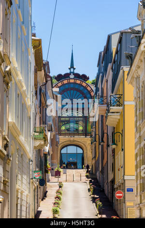 Guardando verso il Liberty Cachat pump room edificio che ora ospita un Evian exhibition hall di Évian-les-Bains, Francia Foto Stock