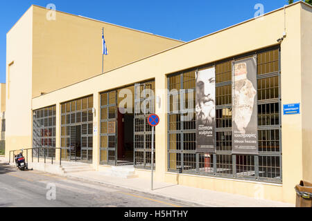 L'entrata dell'edificio modernista di alloggiamento del Heraklion Museo Archeologico, Heraklion, Creta, Grecia Foto Stock