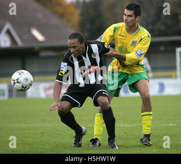 Wesley Thomas di Fisher protegge la palla da Phil Anderson di Thurrock - Thurrock vs Atletico di Fisher - Blue Square South a nave Lane - 03/11/07 Foto Stock